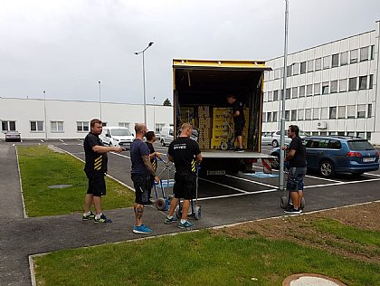 Ihre Standardkartons werden von Hauer & Kopal entladen